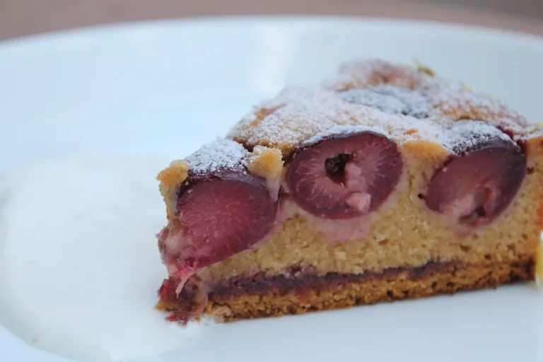Zwetschgenkuchen vom Blech mit saftigem Hefeboden