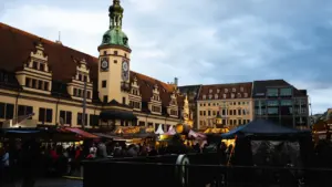 Menschenmenge versammelt sich auf einem historischen Platz in Leipzig zur friedlichen Erinnerung.