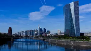 Die Europäische Zentralbank in Frankfurt am Main vor der Skyline der Stadt.