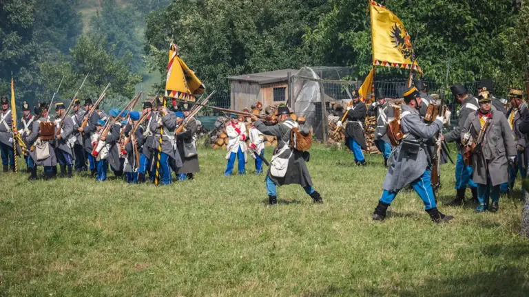 Historische Nachstellung einer Schlacht mit Soldaten in Uniformen aus dem neunzehnten Jahrhundert.