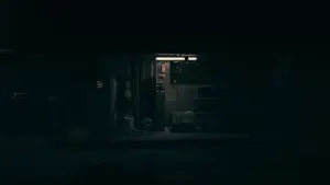 Eine nächtliche Tankstelle mit beleuchteter Zapfsäule und Preisanzeigetafel in einer ruhigen Umgebung.