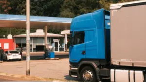 Ein blauer LKW an einer Tankstelle in Frankfurt am Main bei Tageslicht.